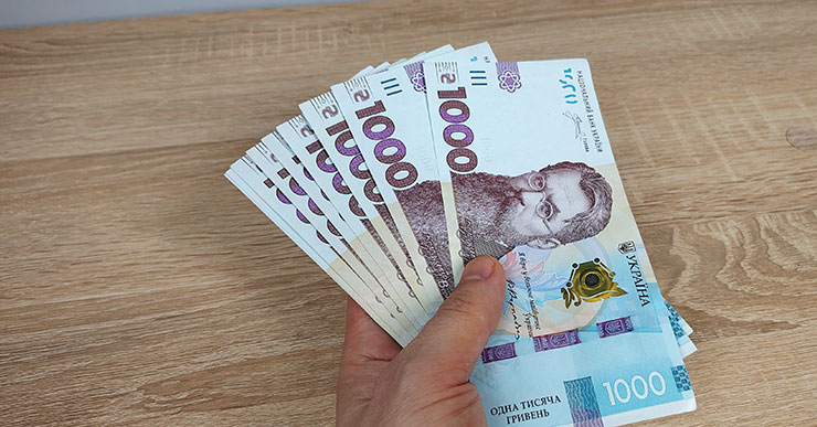 Гроші 1000 гривень в руці