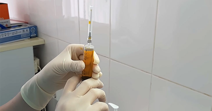 Медсестра робить укол шприц